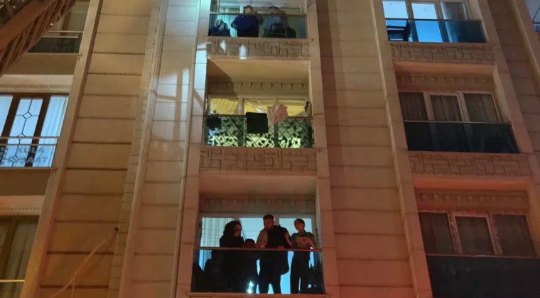 Esenyurt’ta yangın paniği… 5 katlı bina tahliye edildi! Esenyurt’ta 5 katlı bir binanın ikinci katında çıkan yangında mahsur kalan yurttaşlar tahliye edildi. Dumandan etkilenen bina sakinleri hastaneye kaldırıldı.