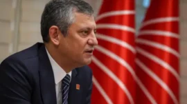 CHP kurmayları ‘AKP taht kavgası verirken Türkiye’nin sorunlarına odaklanacağız’ diyor: ‘Türkiye’yi gündeminden kopartmayacağız’ CHP Genel Başkanı Özgür Özel’in, partisinin aday ofisindeki ilk toplantısında tutuklu Cumhurbaşkanı Adayı Ekrem İmamoğlu’yla ilgili “Adayımız tutsak ama fikren ve ruhen aramızda. Politika kurullarımız da onun vizyonuyla politikalarını yürütecek” vurgusunu yaptığı belirtildi. Ofisin günlük siyasi tartışmalardan uzak çalışacak bir yer olacağını söyleyen Özel’in “Türkiye’yi gerçek gündeminden koparmayacağız” dediği belirtildi.