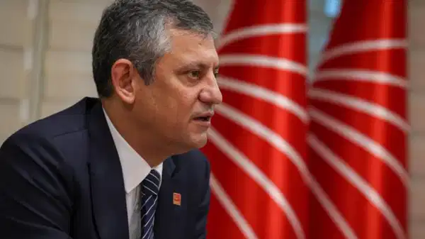 Son Dakika… Saran’ın gözaltına alınmasının ardından: Özgür Özel, Fenerbahçe Başkanvekili ile görüştü Cumhuriyet Halk Partisi Genel Başkanı Özgür Özel, Fenerbahçe Spor Kulübü Başkanı Sadettin Saran’ın gözaltına alınması üzerine, Kulüp Başkanvekili Murat Salar ile telefonda görüştü.