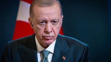 AKP’de teşkilat memnuniyetsizliği: ‘Bu kadroyla seçim kazanılmaz’ AKP kulislerinde teşkilat yapısına ilişkin rahatsızlıklar son dönemde daha açık konuşulmaya başlandı. Partinin kuruluş yıllarında sokakla, mahalleyle ve hane ile birebir temas eden teşkilat modelinin, zamanla yerel güç dengeleri etrafında şekillenen daha dar bir yapıya evrildiği ifade ediliyor