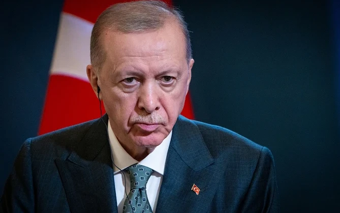 AKP’de teşkilat memnuniyetsizliği: ‘Bu kadroyla seçim kazanılmaz’ AKP kulislerinde teşkilat yapısına ilişkin rahatsızlıklar son dönemde daha açık konuşulmaya başlandı. Partinin kuruluş yıllarında sokakla, mahalleyle ve hane ile birebir temas eden teşkilat modelinin, zamanla yerel güç dengeleri etrafında şekillenen daha dar bir yapıya evrildiği ifade ediliyor