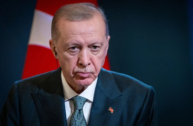 AKP’de teşkilat memnuniyetsizliği: ‘Bu kadroyla seçim kazanılmaz’ AKP kulislerinde teşkilat yapısına ilişkin rahatsızlıklar son dönemde daha açık konuşulmaya başlandı. Partinin kuruluş yıllarında sokakla, mahalleyle ve hane ile birebir temas eden teşkilat modelinin, zamanla yerel güç dengeleri etrafında şekillenen daha dar bir yapıya evrildiği ifade ediliyor