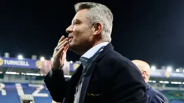 Sadettin Saran gözaltına alınmıştı: Fenerbahçe’den olağanüstü toplantı sonrası açıklama! Fenerbahçe Kulübü Yönetim Kurulu’nun Başkan Sadettin Saran’ın gözaltına alınması sebebiyle olağanüstü toplantı kararı aldı. Yönetim Kurulu Üyesi Ertan Torunoğulları, toplantı sonrası açıklamalarda bulundu.