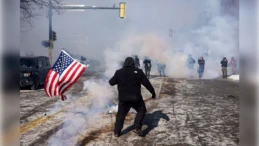 ICE baskınında ikinci ölüm: ABD’de sokaklar karıştı ABD’de göçmenlik operasyonu sırasında Minneapolis’te federal ajanların açtığı ateş sonucu 37 yaşındaki ABD vatandaşı Alex Pretti hayatını kaybetti. Olayın ardından kentte ve birçok şehirde protestolar büyürken, yerel yönetimler federal makamların “meşru müdafaa” açıklamasını sorgulayarak soruşturmanın eyalet tarafından yürütülmesini istedi.