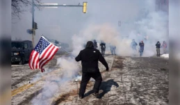 ICE baskınında ikinci ölüm: ABD’de sokaklar karıştı ABD’de göçmenlik operasyonu sırasında Minneapolis’te federal ajanların açtığı ateş sonucu 37 yaşındaki ABD vatandaşı Alex Pretti hayatını kaybetti. Olayın ardından kentte ve birçok şehirde protestolar büyürken, yerel yönetimler federal makamların “meşru müdafaa” açıklamasını sorgulayarak soruşturmanın eyalet tarafından yürütülmesini istedi.