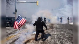 ICE baskınında ikinci ölüm: ABD’de sokaklar karıştı ABD’de göçmenlik operasyonu sırasında Minneapolis’te federal ajanların açtığı ateş sonucu 37 yaşındaki ABD vatandaşı Alex Pretti hayatını kaybetti. Olayın ardından kentte ve birçok şehirde protestolar büyürken, yerel yönetimler federal makamların “meşru müdafaa” açıklamasını sorgulayarak soruşturmanın eyalet tarafından yürütülmesini istedi.