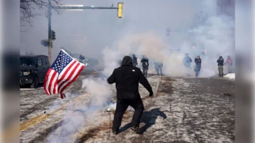 ICE baskınında ikinci ölüm: ABD’de sokaklar karıştı ABD’de göçmenlik operasyonu sırasında Minneapolis’te federal ajanların açtığı ateş sonucu 37 yaşındaki ABD vatandaşı Alex Pretti hayatını kaybetti. Olayın ardından kentte ve birçok şehirde protestolar büyürken, yerel yönetimler federal makamların “meşru müdafaa” açıklamasını sorgulayarak soruşturmanın eyalet tarafından yürütülmesini istedi.