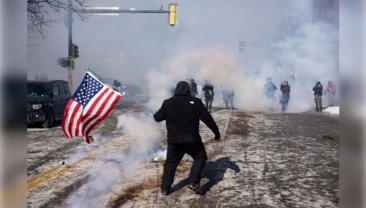 ICE baskınında ikinci ölüm: ABD’de sokaklar karıştı ABD’de göçmenlik operasyonu sırasında Minneapolis’te federal ajanların açtığı ateş sonucu 37 yaşındaki ABD vatandaşı Alex Pretti hayatını kaybetti. Olayın ardından kentte ve birçok şehirde protestolar büyürken, yerel yönetimler federal makamların “meşru müdafaa” açıklamasını sorgulayarak soruşturmanın eyalet tarafından yürütülmesini istedi.