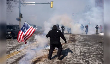 ICE baskınında ikinci ölüm: ABD’de sokaklar karıştı ABD’de göçmenlik operasyonu sırasında Minneapolis’te federal ajanların açtığı ateş sonucu 37 yaşındaki ABD vatandaşı Alex Pretti hayatını kaybetti. Olayın ardından kentte ve birçok şehirde protestolar büyürken, yerel yönetimler federal makamların “meşru müdafaa” açıklamasını sorgulayarak soruşturmanın eyalet tarafından yürütülmesini istedi.