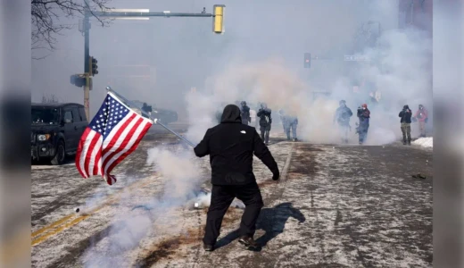 ICE baskınında ikinci ölüm: ABD’de sokaklar karıştı ABD’de göçmenlik operasyonu sırasında Minneapolis’te federal ajanların açtığı ateş sonucu 37 yaşındaki ABD vatandaşı Alex Pretti hayatını kaybetti. Olayın ardından kentte ve birçok şehirde protestolar büyürken, yerel yönetimler federal makamların “meşru müdafaa” açıklamasını sorgulayarak soruşturmanın eyalet tarafından yürütülmesini istedi.