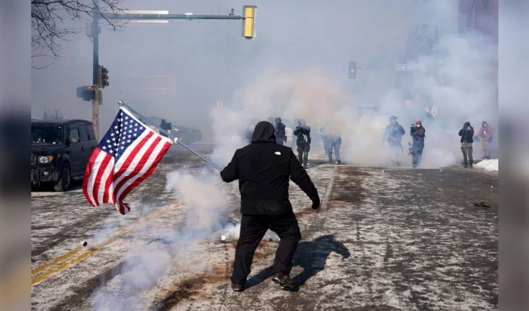 ICE baskınında ikinci ölüm: ABD’de sokaklar karıştı ABD’de göçmenlik operasyonu sırasında Minneapolis’te federal ajanların açtığı ateş sonucu 37 yaşındaki ABD vatandaşı Alex Pretti hayatını kaybetti. Olayın ardından kentte ve birçok şehirde protestolar büyürken, yerel yönetimler federal makamların “meşru müdafaa” açıklamasını sorgulayarak soruşturmanın eyalet tarafından yürütülmesini istedi.