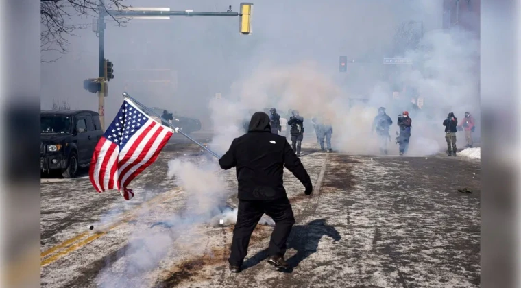 ICE baskınında ikinci ölüm: ABD’de sokaklar karıştı ABD’de göçmenlik operasyonu sırasında Minneapolis’te federal ajanların açtığı ateş sonucu 37 yaşındaki ABD vatandaşı Alex Pretti hayatını kaybetti. Olayın ardından kentte ve birçok şehirde protestolar büyürken, yerel yönetimler federal makamların “meşru müdafaa” açıklamasını sorgulayarak soruşturmanın eyalet tarafından yürütülmesini istedi.