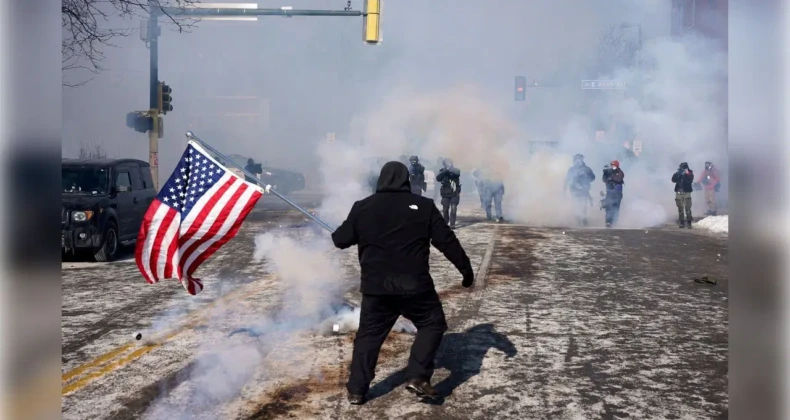 ICE baskınında ikinci ölüm: ABD’de sokaklar karıştı ABD’de göçmenlik operasyonu sırasında Minneapolis’te federal ajanların açtığı ateş sonucu 37 yaşındaki ABD vatandaşı Alex Pretti hayatını kaybetti. Olayın ardından kentte ve birçok şehirde protestolar büyürken, yerel yönetimler federal makamların “meşru müdafaa” açıklamasını sorgulayarak soruşturmanın eyalet tarafından yürütülmesini istedi.