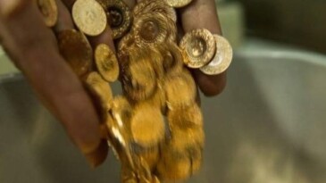 Kapalıçarşı altın fiyatları;  Gram altın: 8.076 TL Çeyrek altın: 13.170 TL