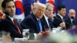 ABD Başkanı Donald Trump, ticaret anlaşmasını yürürlüğe koymadığı için Güney Kore’ye uygulanan otomobil, kereste, ilaç ve diğer tüm karşılıklı tarifelerin yüzde 15’ten yüzde 25’e çıkarıldığını duyurdu.