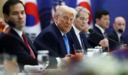 ABD Başkanı Donald Trump, ticaret anlaşmasını yürürlüğe koymadığı için Güney Kore’ye uygulanan otomobil, kereste, ilaç ve diğer tüm karşılıklı tarifelerin yüzde 15’ten yüzde 25’e çıkarıldığını duyurdu.