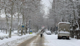 Diyarbakır’da kar etkili oldu… Uçuşlar iptal edildi Diyarbakır’da etkisini sürdüren kar yağışı hayatı olumsuz etkiledi. Kentte hava ulaşımı aksarken İstanbul ve Ankara uçak seferleri iptal edildi