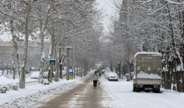 Diyarbakır’da kar etkili oldu… Uçuşlar iptal edildi Diyarbakır’da etkisini sürdüren kar yağışı hayatı olumsuz etkiledi. Kentte hava ulaşımı aksarken İstanbul ve Ankara uçak seferleri iptal edildi