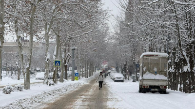 Diyarbakır’da kar etkili oldu… Uçuşlar iptal edildi Diyarbakır’da etkisini sürdüren kar yağışı hayatı olumsuz etkiledi. Kentte hava ulaşımı aksarken İstanbul ve Ankara uçak seferleri iptal edildi