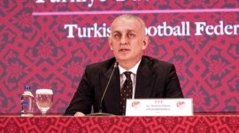 TFF resmen duyurdu: Süper Lig’de fikstür değişikliği! Türkiye Futbol Federasyonu (TFF), Süper Lig’in 27. haftasında oynanacak müsabakaların tarihlerinin öne çekildiğini açıkladı.