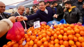 Ekrem İmamoğlu Silivri’den duyurdu: Emekli pazar desteği başvuruları başladı! Tutuklu İBB Başkanı ve CHP’nin cumhurbaşkanı adayı Ekrem İmamoğlu, İstanbul Büyükşehir Belediyesinin emeklilere yönelik pazar desteği uygulamasının süreceğini duyurdu. İmamoğlu, emeklilerin yanında olduklarını vurgulayarak başvuru sürecinin başladığını açıkladı.