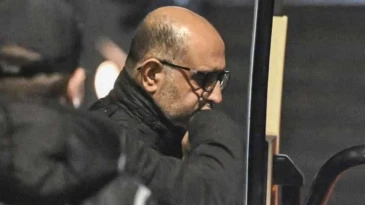 Aziz İhsan Aktaş davasında duruşma günü: Sanıklar 10 başlık altında savunma verecek Aziz İhsan Aktaş davası bugün görülmeye başlıyor. Suç örgütü lideri olduğu iddia edilen Aktaş ile birlikte, 34’ü tutuklu toplam 200 sanık ilk kez hakim karşısına çıkacak. Beşiktaş Belediye Başkanı Rıza Akpolat, Adana Büyükşehir Belediye Başkanı Zeydan Karalar ve Esenyurt Belediye Başkanı Ahmet Özer’in de aralarında yer aldığı isimler, 10 başlık altında savunma verecek. Duruşmanın ilk gününün büyük bir kısmının kimlik tespiti ile geçmesi bekleniyor