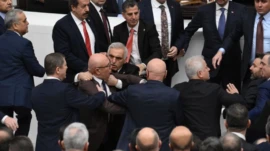 Meclis’teki yemin kavgasından çarpıcı kareler Yeni Adalet Bakanı Akın Gürlek ile yeni İçişleri Bakanı Mustafa Çiftçi’nin Meclis’teki yemini öncesi Genel Kurul boks ringine dönüştü. Muhalefetin kürsü işgali sonrası AKP ve CHP’liler arasında yumruklu kavga çıktı. Osman Gökçek’in CHP’li Mahmut Tanal’a yumruk attığı, Tanal’ın burnunun kanadığı görüldü. AKP’li isim de muhalefet vekillerince darp edildi.