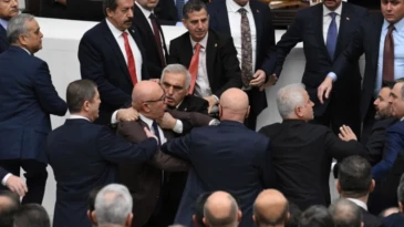 Meclis’teki yemin kavgasından çarpıcı kareler Yeni Adalet Bakanı Akın Gürlek ile yeni İçişleri Bakanı Mustafa Çiftçi’nin Meclis’teki yemini öncesi Genel Kurul boks ringine dönüştü. Muhalefetin kürsü işgali sonrası AKP ve CHP’liler arasında yumruklu kavga çıktı. Osman Gökçek’in CHP’li Mahmut Tanal’a yumruk attığı, Tanal’ın burnunun kanadığı görüldü. AKP’li isim de muhalefet vekillerince darp edildi.