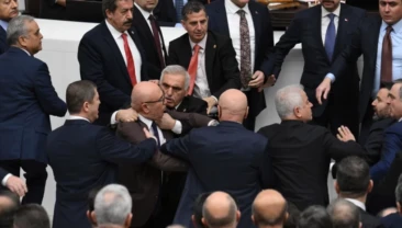 Meclis’teki yemin kavgasından çarpıcı kareler Yeni Adalet Bakanı Akın Gürlek ile yeni İçişleri Bakanı Mustafa Çiftçi’nin Meclis’teki yemini öncesi Genel Kurul boks ringine dönüştü. Muhalefetin kürsü işgali sonrası AKP ve CHP’liler arasında yumruklu kavga çıktı. Osman Gökçek’in CHP’li Mahmut Tanal’a yumruk attığı, Tanal’ın burnunun kanadığı görüldü. AKP’li isim de muhalefet vekillerince darp edildi.