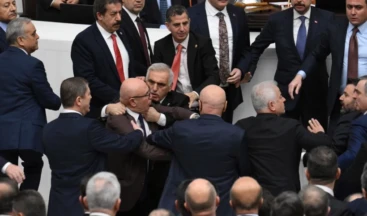 Meclis’teki yemin kavgasından çarpıcı kareler Yeni Adalet Bakanı Akın Gürlek ile yeni İçişleri Bakanı Mustafa Çiftçi’nin Meclis’teki yemini öncesi Genel Kurul boks ringine dönüştü. Muhalefetin kürsü işgali sonrası AKP ve CHP’liler arasında yumruklu kavga çıktı. Osman Gökçek’in CHP’li Mahmut Tanal’a yumruk attığı, Tanal’ın burnunun kanadığı görüldü. AKP’li isim de muhalefet vekillerince darp edildi.