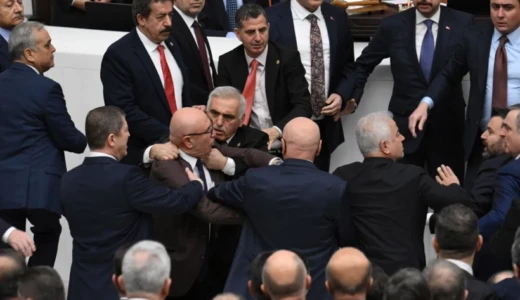 Meclis’teki yemin kavgasından çarpıcı kareler Yeni Adalet Bakanı Akın Gürlek ile yeni İçişleri Bakanı Mustafa Çiftçi’nin Meclis’teki yemini öncesi Genel Kurul boks ringine dönüştü. Muhalefetin kürsü işgali sonrası AKP ve CHP’liler arasında yumruklu kavga çıktı. Osman Gökçek’in CHP’li Mahmut Tanal’a yumruk attığı, Tanal’ın burnunun kanadığı görüldü. AKP’li isim de muhalefet vekillerince darp edildi.