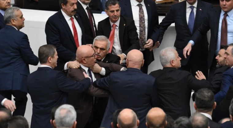 Meclis’teki yemin kavgasından çarpıcı kareler Yeni Adalet Bakanı Akın Gürlek ile yeni İçişleri Bakanı Mustafa Çiftçi’nin Meclis’teki yemini öncesi Genel Kurul boks ringine dönüştü. Muhalefetin kürsü işgali sonrası AKP ve CHP’liler arasında yumruklu kavga çıktı. Osman Gökçek’in CHP’li Mahmut Tanal’a yumruk attığı, Tanal’ın burnunun kanadığı görüldü. AKP’li isim de muhalefet vekillerince darp edildi.