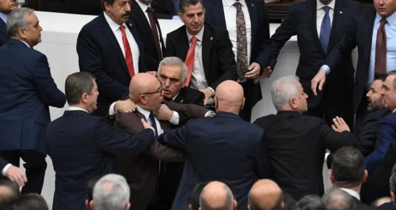 Meclis’teki yemin kavgasından çarpıcı kareler Yeni Adalet Bakanı Akın Gürlek ile yeni İçişleri Bakanı Mustafa Çiftçi’nin Meclis’teki yemini öncesi Genel Kurul boks ringine dönüştü. Muhalefetin kürsü işgali sonrası AKP ve CHP’liler arasında yumruklu kavga çıktı. Osman Gökçek’in CHP’li Mahmut Tanal’a yumruk attığı, Tanal’ın burnunun kanadığı görüldü. AKP’li isim de muhalefet vekillerince darp edildi.