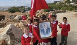 Yaklaşık 18 milyon öğrencinin ara tatili sona erdi.  • Okullarda ilk haftanın teması ‘Bayrak sevgisi’ olacak.