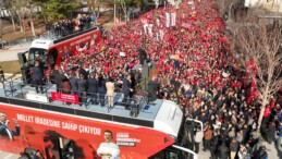 CHP Genel Başkanı Özgür Özel’den  Sığmıyoruz!  Meydanlara, sokaklara, tarihe sığmıyoruz.  Ucu bucağı görünmeyen bu iradeye iyi bakın!  Çorum tarihinin en büyük eyleminde meydandan taşan yurttaşlarımıza selam olsun!  Selam olsun omuz omuza duranlara…  Selam olsun yarını bugünden kuranlara!