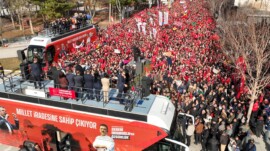 CHP Genel Başkanı Özgür Özel’den  Sığmıyoruz!  Meydanlara, sokaklara, tarihe sığmıyoruz.  Ucu bucağı görünmeyen bu iradeye iyi bakın!  Çorum tarihinin en büyük eyleminde meydandan taşan yurttaşlarımıza selam olsun!  Selam olsun omuz omuza duranlara…  Selam olsun yarını bugünden kuranlara!