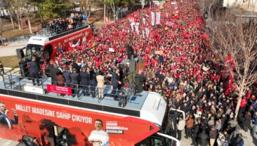 CHP Genel Başkanı Özgür Özel’den  Sığmıyoruz!  Meydanlara, sokaklara, tarihe sığmıyoruz.  Ucu bucağı görünmeyen bu iradeye iyi bakın!  Çorum tarihinin en büyük eyleminde meydandan taşan yurttaşlarımıza selam olsun!  Selam olsun omuz omuza duranlara…  Selam olsun yarını bugünden kuranlara!