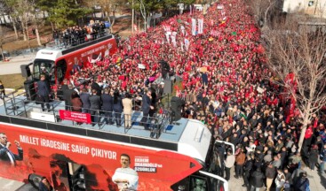 CHP Genel Başkanı Özgür Özel’den  Sığmıyoruz!  Meydanlara, sokaklara, tarihe sığmıyoruz.  Ucu bucağı görünmeyen bu iradeye iyi bakın!  Çorum tarihinin en büyük eyleminde meydandan taşan yurttaşlarımıza selam olsun!  Selam olsun omuz omuza duranlara…  Selam olsun yarını bugünden kuranlara!
