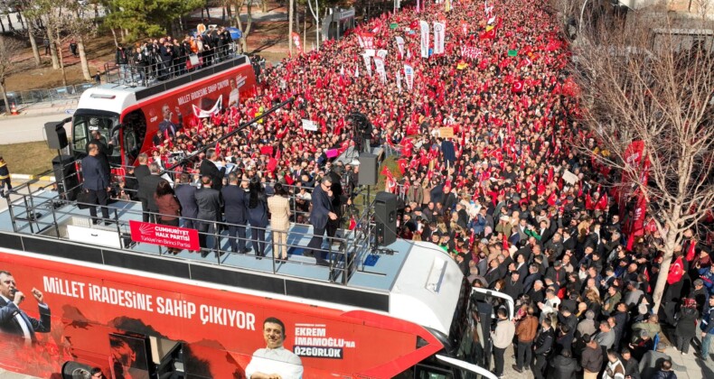 CHP Genel Başkanı Özgür Özel’den  Sığmıyoruz!  Meydanlara, sokaklara, tarihe sığmıyoruz.  Ucu bucağı görünmeyen bu iradeye iyi bakın!  Çorum tarihinin en büyük eyleminde meydandan taşan yurttaşlarımıza selam olsun!  Selam olsun omuz omuza duranlara…  Selam olsun yarını bugünden kuranlara!