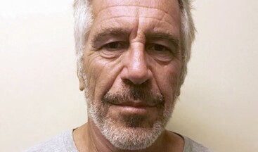 3 milyon sayfalık Epstein dosyalarının sansürsüz hali yarın Kongre üyelerinin incelemesine açılacak.  • Belgeler, ABD Adalet Bakanlığı binasında incelenecek. • Okuma odasına cep telefonu, bilgisayar veya herhangi bir elektronik cihazla giriş yapılamayacak. • İnceleme yapmak isteyen üyeler en az 24 saat önceden randevu alacak. • Belgelerin elektronik kopyalarına erişilebilecek ve yalnızca not alınabilecek. • ABD Adalet Bakanlığı’nın elinde bulunduğu belirtilen yaklaşık 6 milyon belgenin tamamı erişime açılmayacak.