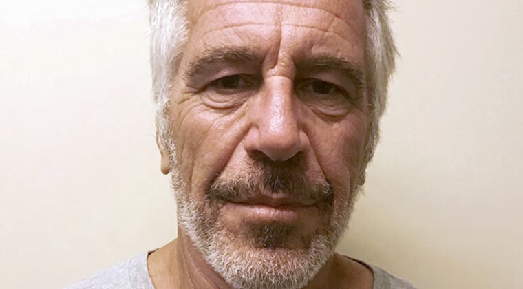 3 milyon sayfalık Epstein dosyalarının sansürsüz hali yarın Kongre üyelerinin incelemesine açılacak.  • Belgeler, ABD Adalet Bakanlığı binasında incelenecek. • Okuma odasına cep telefonu, bilgisayar veya herhangi bir elektronik cihazla giriş yapılamayacak. • İnceleme yapmak isteyen üyeler en az 24 saat önceden randevu alacak. • Belgelerin elektronik kopyalarına erişilebilecek ve yalnızca not alınabilecek. • ABD Adalet Bakanlığı’nın elinde bulunduğu belirtilen yaklaşık 6 milyon belgenin tamamı erişime açılmayacak.