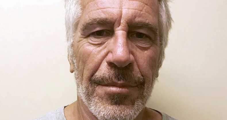 3 milyon sayfalık Epstein dosyalarının sansürsüz hali yarın Kongre üyelerinin incelemesine açılacak.  • Belgeler, ABD Adalet Bakanlığı binasında incelenecek. • Okuma odasına cep telefonu, bilgisayar veya herhangi bir elektronik cihazla giriş yapılamayacak. • İnceleme yapmak isteyen üyeler en az 24 saat önceden randevu alacak. • Belgelerin elektronik kopyalarına erişilebilecek ve yalnızca not alınabilecek. • ABD Adalet Bakanlığı’nın elinde bulunduğu belirtilen yaklaşık 6 milyon belgenin tamamı erişime açılmayacak.