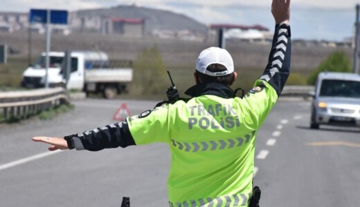 Trafik cezalarını artıracak kanun teklifinin ilk 23 maddesi kabul edildi.