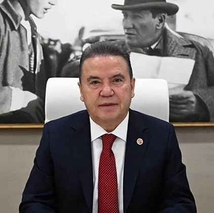 Antalya Büyükşehir Belediyesine yönelik soruşturmada, aralarında Muhittin Böcek’in de bulunduğu 41 şüpheli hakkında hazırlanan iddianame kabul edildi.   Böcek için 15 yıl 6 aydan 44 yıla kadar hapis istendi.   Tutukluların tutukluluğu sürerken, ilk duruşma 16 Mart’ta yapılacak.