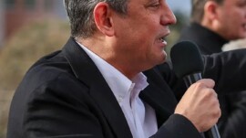 Özgür Özel: (Akın Gürlek’e)  “89 mitingde anlattığımı bu kadar güzel anlatamazdım.  Saat 23.59’da, daha görevinden ayrılmadan bir imzasıyla Erdoğan’ın Adalet Bakanı oldu.   Ertesi gün AKP’nin il başkanları toplantısında ‘Partimizin başarısı için çalışacağım’ dedi.”