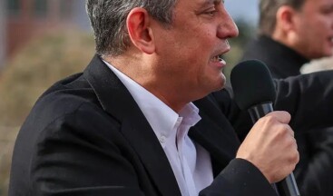 Özgür Özel: (Akın Gürlek’e)  “89 mitingde anlattığımı bu kadar güzel anlatamazdım.  Saat 23.59’da, daha görevinden ayrılmadan bir imzasıyla Erdoğan’ın Adalet Bakanı oldu.   Ertesi gün AKP’nin il başkanları toplantısında ‘Partimizin başarısı için çalışacağım’ dedi.”