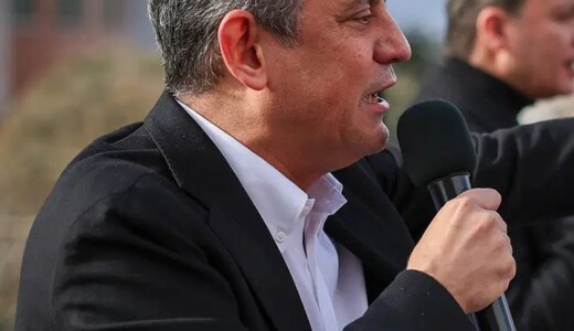 Özgür Özel: (Akın Gürlek’e)  “89 mitingde anlattığımı bu kadar güzel anlatamazdım.  Saat 23.59’da, daha görevinden ayrılmadan bir imzasıyla Erdoğan’ın Adalet Bakanı oldu.   Ertesi gün AKP’nin il başkanları toplantısında ‘Partimizin başarısı için çalışacağım’ dedi.”