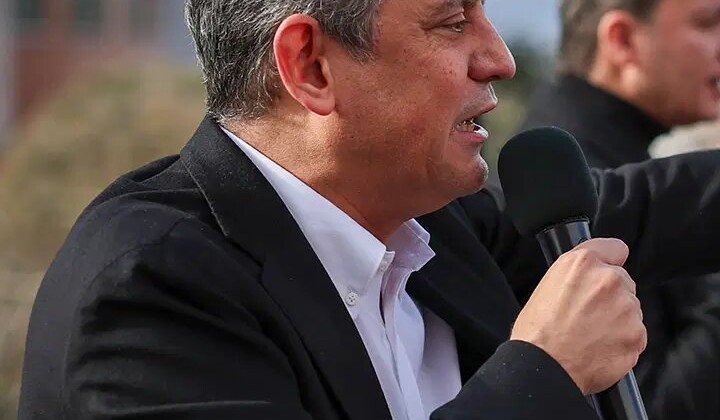 Özgür Özel: (Akın Gürlek’e) “89 mitingde anlattığımı bu kadar güzel anlatamazdım. Saat 23.59’da, daha görevinden ayrılmadan bir imzasıyla Erdoğan’ın Adalet Bakanı oldu. Ertesi gün AKP’nin il başkanları toplantısında ‘Partimizin başarısı için çalışacağım’ dedi.”