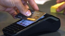 Kredi kartı limitleri yeniden belirlenmeye başlandı.  • Limiti 400 bin TL’ye kadar olan kartlar dikkate alınmayacak. • Limiti 400 bin TL üstü olan kartlarda harcamaya göre limit aşamalı olarak düşürülüyor. • BDDK, bankalara sistemlerindeki eksiklikleri yenilemeleri için 3 ay süre verdi. • Bankalar bu yıl tüm müşterilerden gelir belgesi isteyecek.