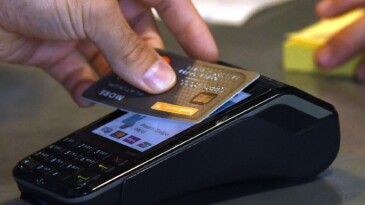 Kredi kartı limitleri yeniden belirlenmeye başlandı.  • Limiti 400 bin TL’ye kadar olan kartlar dikkate alınmayacak. • Limiti 400 bin TL üstü olan kartlarda harcamaya göre limit aşamalı olarak düşürülüyor. • BDDK, bankalara sistemlerindeki eksiklikleri yenilemeleri için 3 ay süre verdi. • Bankalar bu yıl tüm müşterilerden gelir belgesi isteyecek.